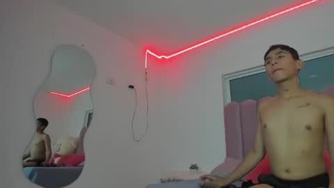 Snapshot of thiagoo_twin chatting on May 21, 7:10 pm thiagoo_twin online show from May 21, 7:10 pm
