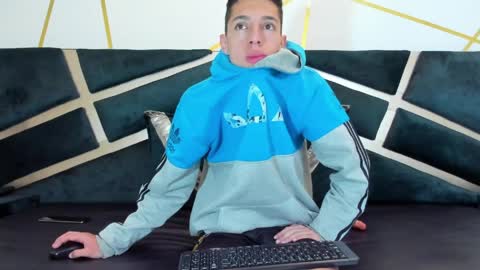 Thiago   online show from April 9, 12:43 am