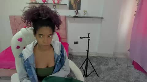 Snapshot of thianahornyy chatting on February 12, 1:50 pm thianahornyy online show from February 12, 1:50 pm