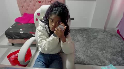 Snapshot of thianahornyy chatting on February 17, 12:45 pm thianahornyy online show from February 17, 12:45 pm