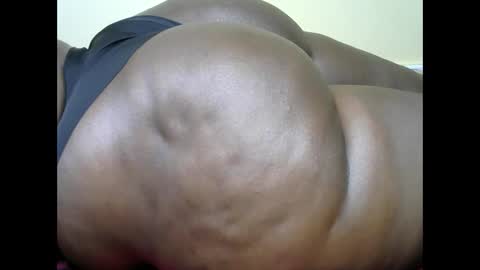 Snapshot of thick_queenn chatting on February 8, 3:41 am thick_queenn online show from February 8, 3:41 am