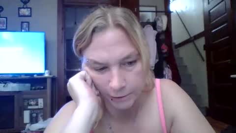 Snapshot of thickblonde_92 chatting on November 6, 3:13 pm thickblonde_92 online show from November 6, 3:13 pm