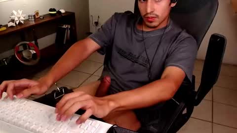 Snapshot of thieves_us chatting on March 4, 6:19 am thieves_us online show from March 4, 6:19 am