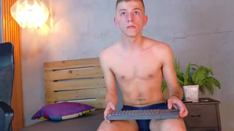 Snapshot of thiiago_twink chatting on May 20, 8:48 pm Thiago online show from May 20, 8:48 pm