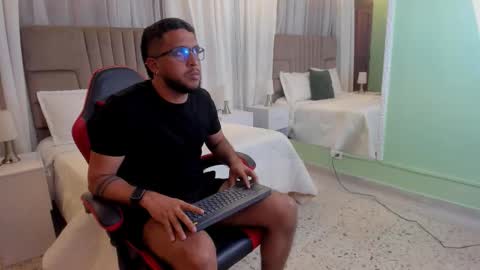 Snapshot of thom_houston chatting on November 19, 3:50 am Thom Houston online show from November 19, 3:50 am