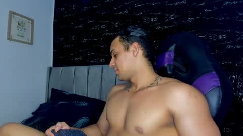 Snapshot of thomas__wayne chatting on May 14, 6:58 pm Thomas online show from May 14, 6:58 pm