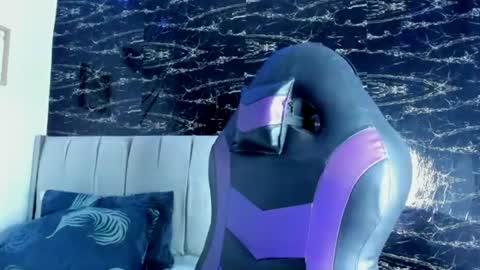Snapshot of thomas__wayne chatting on June 21, 6:43 pm Thomas online show from June 21, 6:43 pm