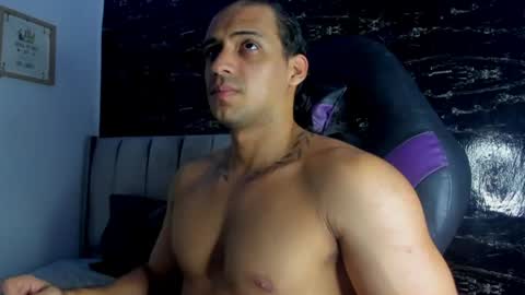 Snapshot of thomas__wayne chatting on June 26, 7:07 pm Thomas online show from June 26, 7:07 pm