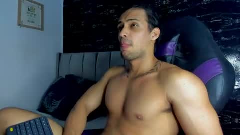 Snapshot of thomas__wayne chatting on July 28, 3:13 am Thomas online show from July 28, 3:13 am