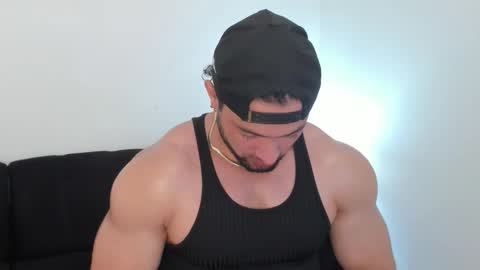 Snapshot of thomas_brandon chatting on February 13, 4:41 am Thomas Brandon online show from February 13, 4:41 am