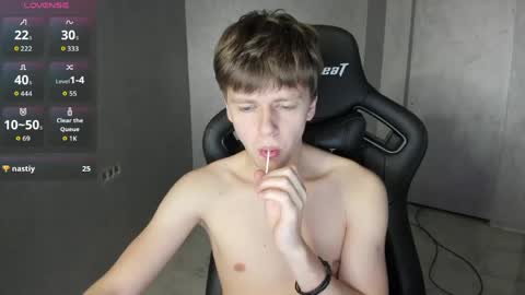 Snapshot of thomas_shelbivip chatting on June 2, 6:21 pm Tomas online show from June 2, 6:21 pm