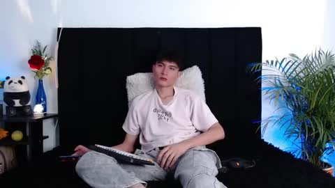 Snapshot of thomasbennett_ chatting on October 25, 12:45 pm thomasbennett  online show from October 25, 12:45 pm