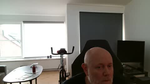 thomash32 online show from October 22, 2:28 pm