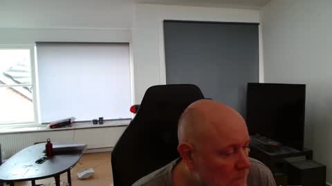 thomash32 online show from December 2, 10:31 am