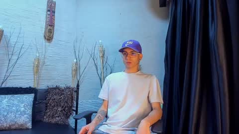 Snapshot of thomasjones__ chatting on February 19, 11:49 am ThomasJones online show from February 19, 11:49 am