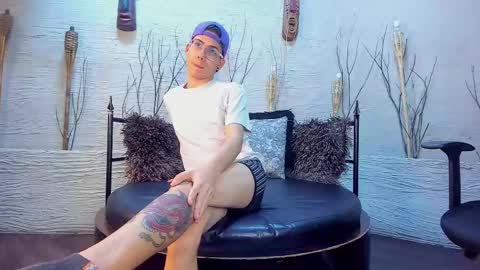 Snapshot of thomasjones__ chatting on February 19, 2:55 pm ThomasJones online show from February 19, 2:55 pm