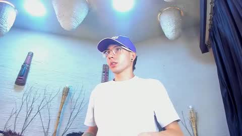 Snapshot of thomasjones__ chatting on February 19, 6:32 pm ThomasJones online show from February 19, 6:32 pm