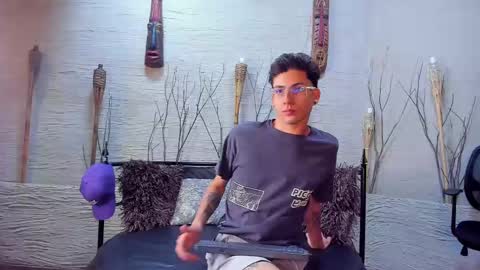 Snapshot of thomasjones__ chatting on February 20, 11:31 am ThomasJones online show from February 20, 11:31 am