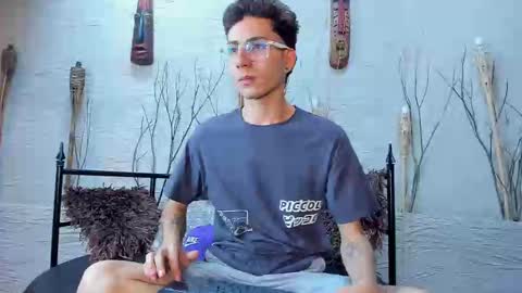 Snapshot of thomasjones__ chatting on February 20, 2:35 pm ThomasJones online show from February 20, 2:35 pm