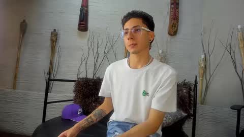 Snapshot of thomasjones__ chatting on February 21, 11:44 am ThomasJones online show from February 21, 11:44 am