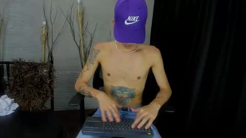 Snapshot of thomasjones__ chatting on February 21, 2:48 pm ThomasJones online show from February 21, 2:48 pm