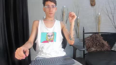 Snapshot of thomasjones__ chatting on February 22, 11:35 am ThomasJones online show from February 22, 11:35 am