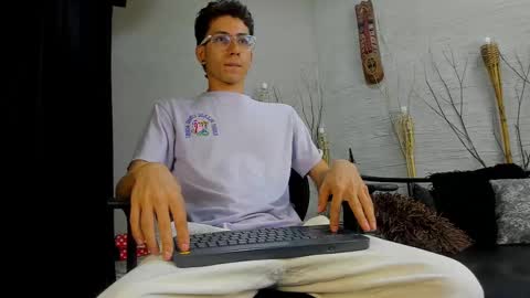 Snapshot of thomasjones__ chatting on February 24, 11:21 am ThomasJones online show from February 24, 11:21 am