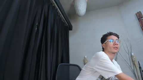Snapshot of thomasjones__ chatting on February 27, 5:47 pm ThomasJones online show from February 27, 5:47 pm