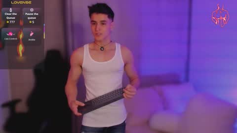 Snapshot of thomklein chatting on February 5, 7:51 pm Thom Klein online show from February 5, 7:51 pm