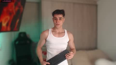 Snapshot of thomklein chatting on February 18, 8:49 pm Thom Klein online show from February 18, 8:49 pm