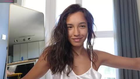 tia_j online show from May 26, 7:15 am
