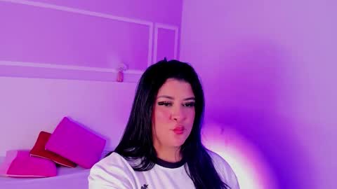 tiannagloww online show from February 23, 7:00 pm