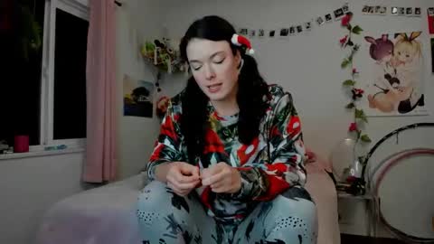 Snapshot of tiggerrosey chatting on December 25, 5:48 am All my Links online show from December 25, 5:48 am