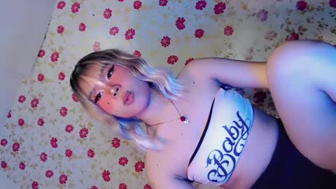 Snapshot of tight_elliana chatting on April 22, 9:49 pm tight_elliana online show from April 22, 9:49 pm