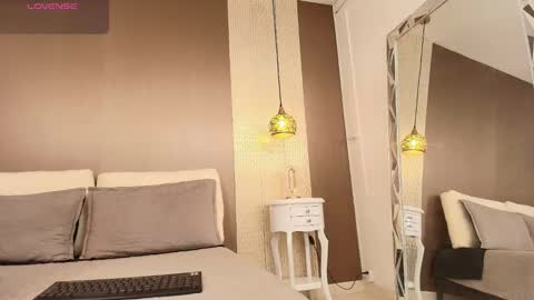 T I F F A N Y online show from September 11, 7:58 pm