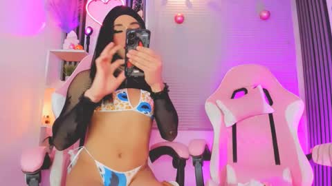 Snapshot of timmy_boyy chatting on December 14, 2:39 am Hallie And Annie online show from December 14, 2:39 am