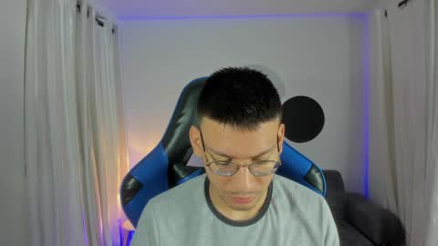 Snapshot of timothy_jones1 chatting on December 6, 10:49 am timi jones online show from December 6, 10:49 am