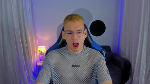 Snapshot of timothy_jones1 chatting on December 9, 12:23 am timi jones online show from December 9, 12:23 am