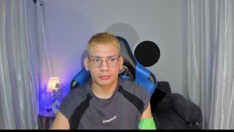 Snapshot of timothy_jones1 chatting on December 17, 10:44 am timi jones online show from December 17, 10:44 am