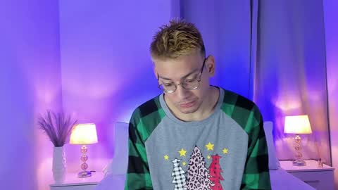 Snapshot of timothy_jones1 chatting on December 22, 10:28 am timi jones online show from December 22, 10:28 am