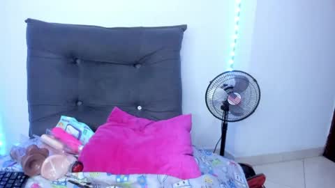 Snapshot of tinas_smith chatting on May 1, 2:21 pm tinas_smith online show from May 1, 2:21 pm