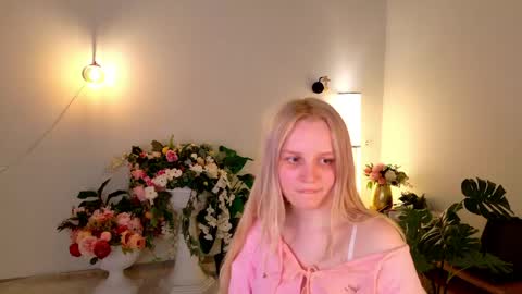 Snapshot of tinasiner chatting on April 19, 6:10 pm tinasiner online show from April 19, 6:10 pm