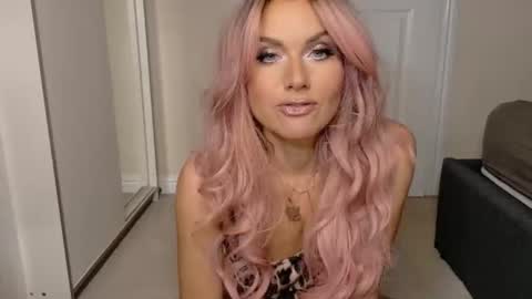 tinkerbell822 online show from February 8, 9:02 am