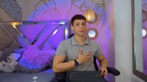 Snapshot of tinocrow chatting on June 15, 2:47 am TONY online show from June 15, 2:47 am