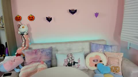 tiny_cora online show from October 1, 4:35 pm