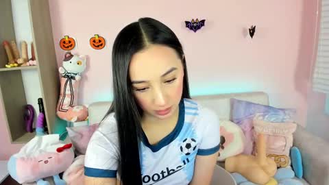 tiny_cora online show from October 3, 4:15 pm
