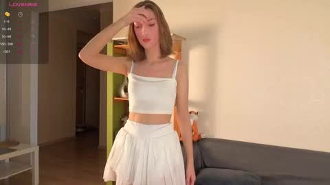 Snapshot of tiny_lilyy chatting on September 21, 1:24 pm Lily online show from September 21, 1:24 pm