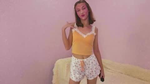Snapshot of tiny_lilyy chatting on October 15, 12:05 pm Lily online show from October 15, 12:05 pm