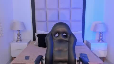 Thomm  Independent Model online show from February 7, 5:22 am