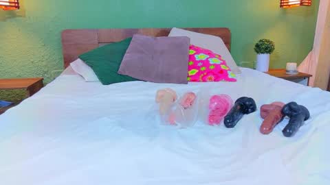 tiny_whore18 online show from May 23, 5:56 am